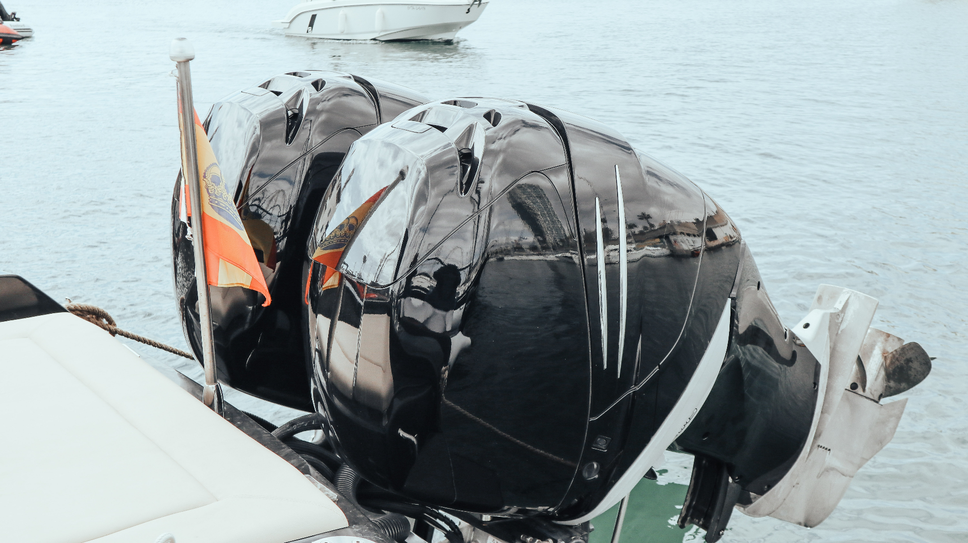 Primer plano de los dos Mercury F11 con bandera española en el puerto de Barcelona