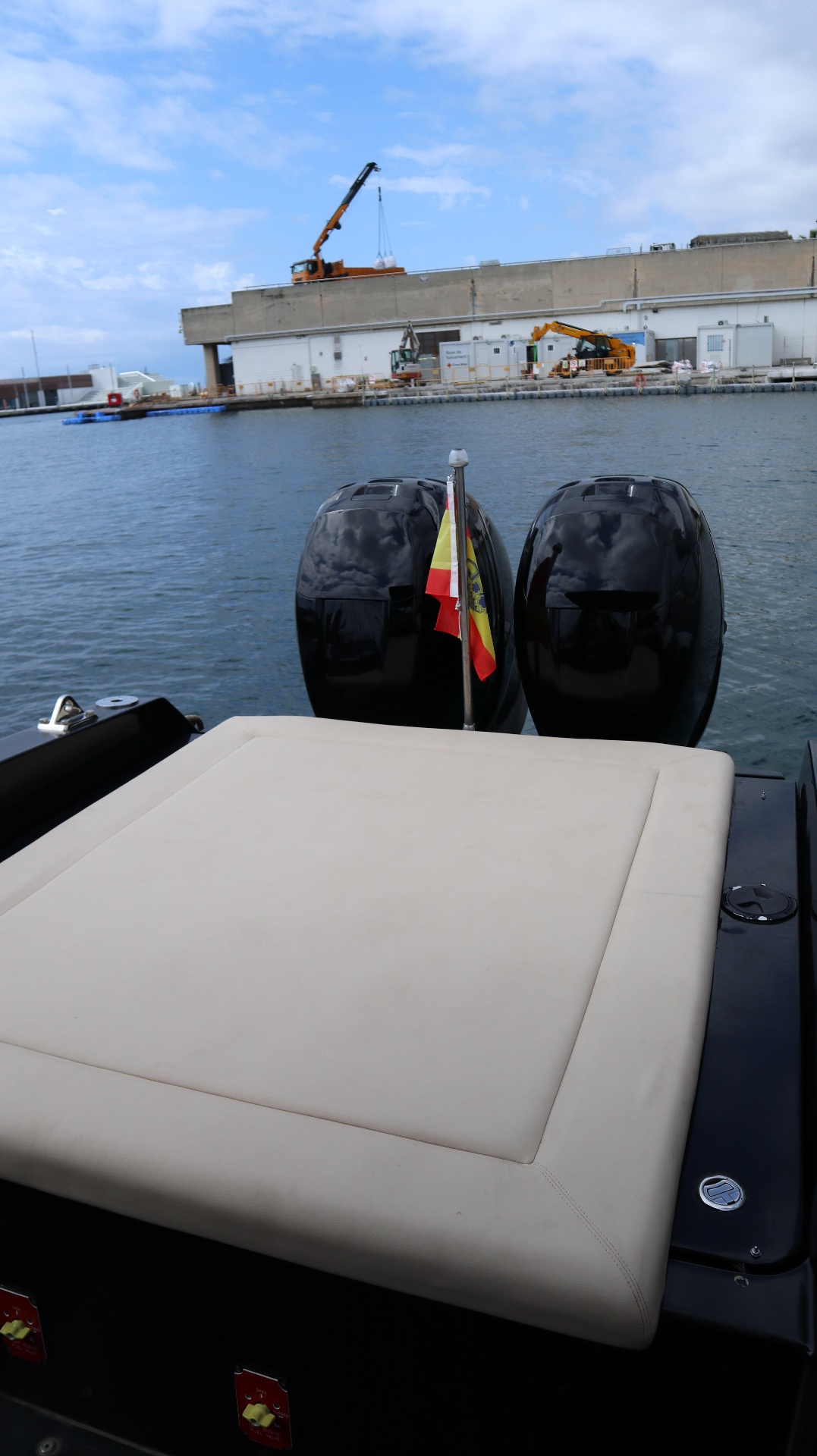 Solárium de popa del F11 con doble Mercury y bandera española, Port Vell Barcelona