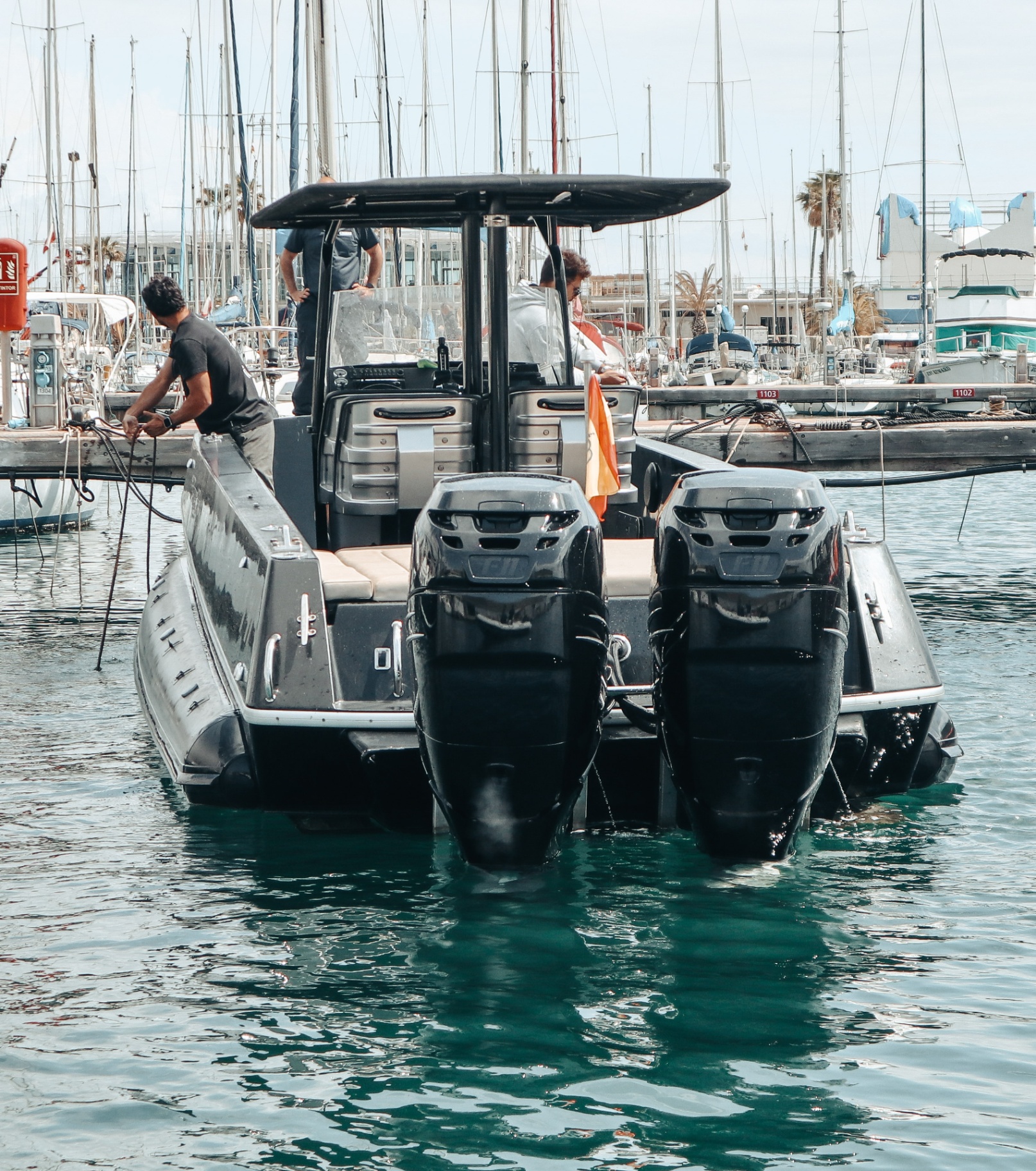 F11 atracado de popa en Port Vell, primer plano de los dos Mercury F11